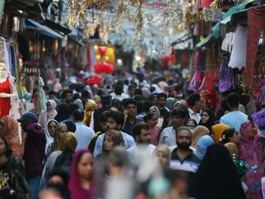 Muslim Kashmir berbelanja sebelum Idul Fitri di Srinagar, Kashmir yang dikuasai India (2/6/2019). Idul Fitri menandai berakhirnya bulan puasa Ramadan. (AP Photo/Mukhtar Khan)