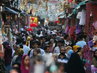 Muslim Kashmir berbelanja sebelum Idul Fitri di Srinagar, Kashmir yang dikuasai India (2/6/2019). Idul Fitri menandai berakhirnya bulan puasa Ramadan. (AP Photo/Mukhtar Khan)