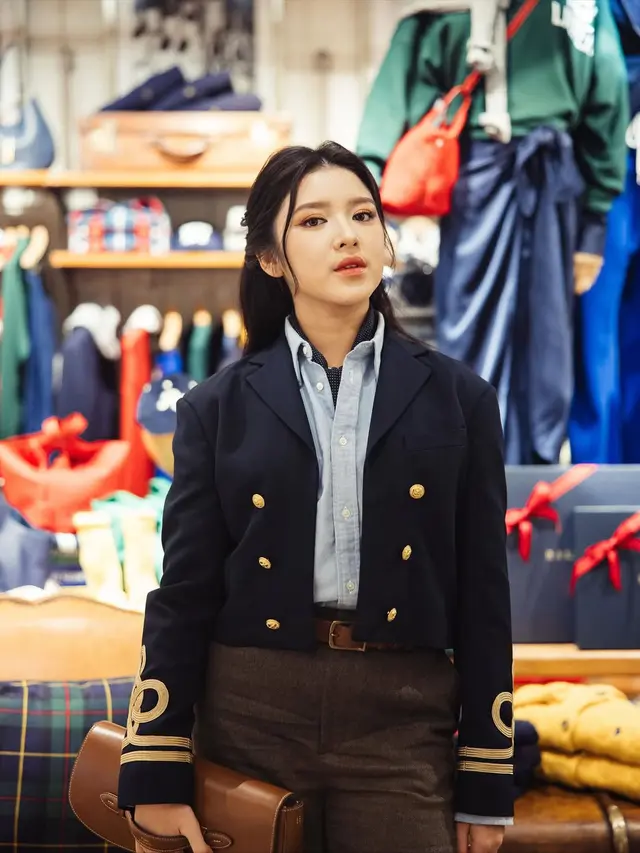 Tiara Andini Tunjukkan Evolusi Gaya di Ralph Lauren Singapura, Perpaduan Preppy Klasik dan Jaket Kulit Edgy
