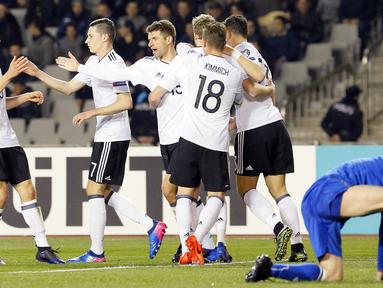 Para pemain Jerman melakukan selebrasi usai Thomas Mueller menjebol gawang Azerbaijan pada laga kualifikasi Piala Dunia 2018 di Stadion Tofiq Bahramov, Azerbaijan, (26/03/2017).  Jerman taklukan Azerbaijan dengan skor 4-1. (EPA/Zurab Kurtsikidze)