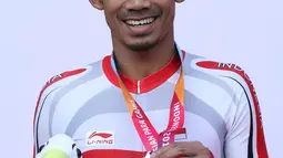 Atlet ParaCycling, M Fadli Immamuddin tersenyum mem[erlihatkan medali perak nomor Mens C4 Individual Time Trial Road Race Asian Para Games 2018 di Sirkuit Sentul, Bogor, Senin (8/10). (Liputan6.com/Helmi Fithriansyah)