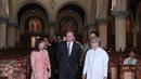 Menteri Pertanian dan Sumber Daya Air Australia, Barnaby Joyce (tengah) saat mengunjungi Gereja Katedral di Jakarta, Rabu (7/10). Joyce melawat ke gereja yang memiliki sejarah panjang itu bersama Dubes Australia, Paul Grigson.(Liputan6.com/Angga Yuniar)