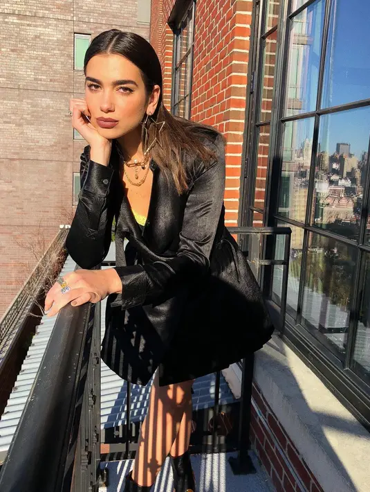 Seorang sumber mengatakan bahwa Jack berpendapat Dua adalah wanita yang sangat seksi. (instagram/dualipa)
