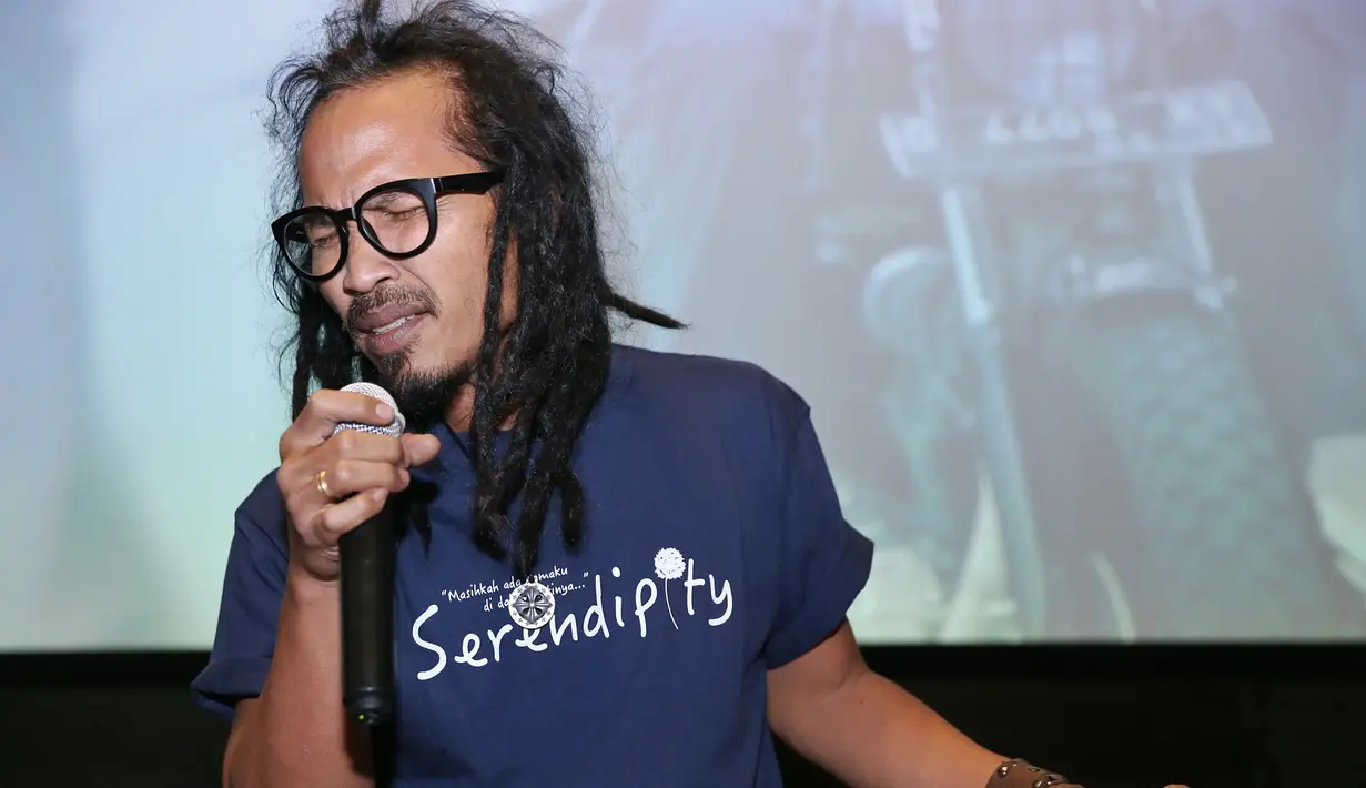 "Kebetulan rumah gue sampingnya sekolah SMA. Jadi kayak ngelihatin gelagat anak SMA gimana sih. Sembari nguping-nguping dia cerita apa biasanya sih itu yang gue tulis bahannya," kata Ipang. (Nurwahyunan/Bintang.com)