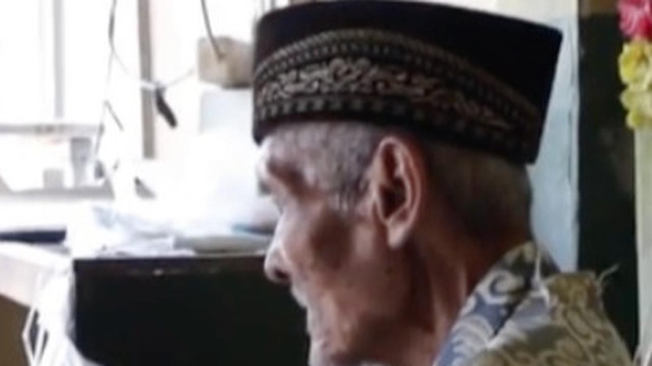 Kakek Ini Jualan Sapu Lidi Tapi Tak Laku, Tubuh Gemetar Minta Dagangannya Ditukar dengan Sebungkus Nasi