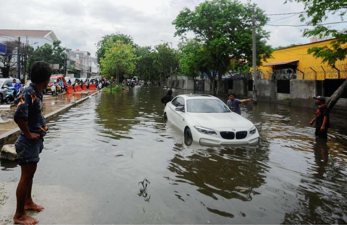 Mobil mewah mogok saat banjir rob di Muara Angke
