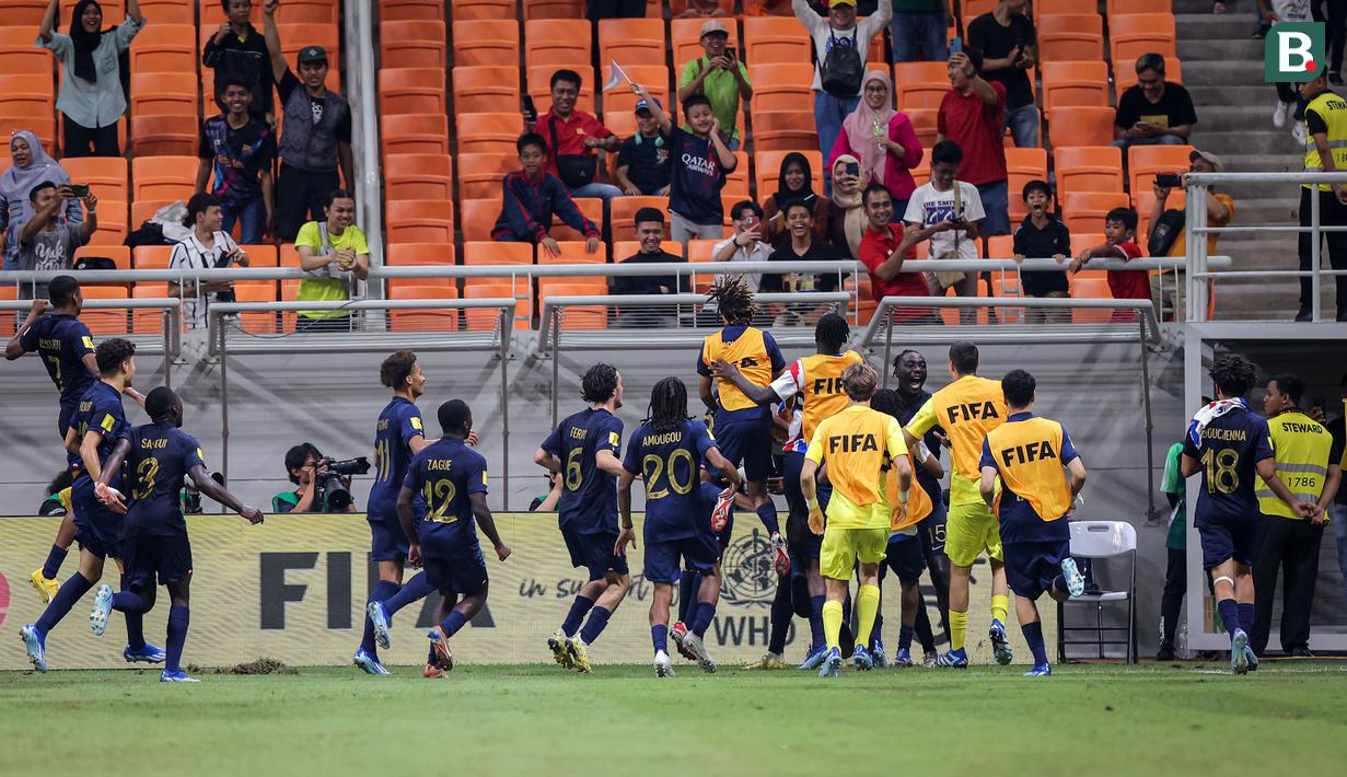 <p>Selebrasi para pemain Timnas Prancis U-17 setelah Bastien Meupiyou mencetak gol ketiga ke gawang Timnas Amerika Serikat U-17 pada laga ketiga Grup E Piala Dunia U-17 2023 di Jakarta International Stadium, Jakarta Utara, Sabtu (18/11/2023). (Bola.com/Bagaskara Lazuardi)</p>