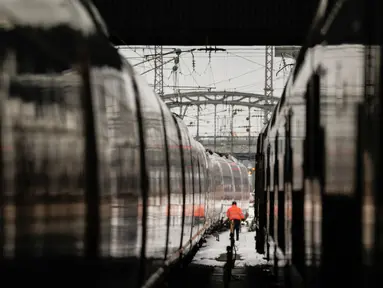 Seorang karyawan kereta api berjalan di stasiun kereta api utama di Munich, Jerman, pada tanggal 8 Desember 2023. (Michaela Rehle/AFP)