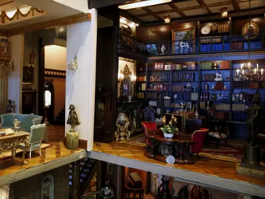 Miniatur ruang tamu dan perpustakaan dari rumah boneka yang bernama Istana Astolat saat dipamerkan di New York, Amerika Serikat, Sabtu ( 14/11/2015). Istana Astolat sendiri memliki 29 ruangan. (REUTERS/Lucas Jackson)
