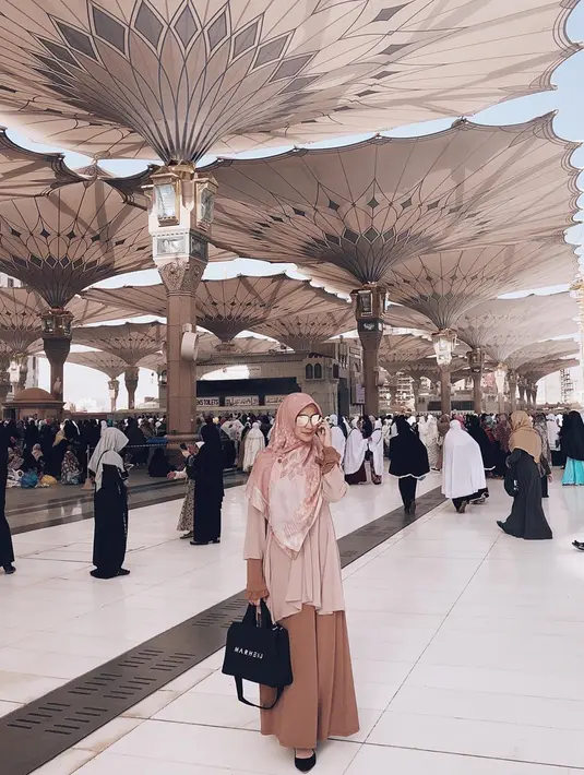 Masih di lokasi yang sama, yaitu di Masjid Nabawi, Madinah. Citra Kirana kenakan hijab, dengan bawahan yang senada dan memakai kacamata. (Liputan6.com/IG/@citraciki)