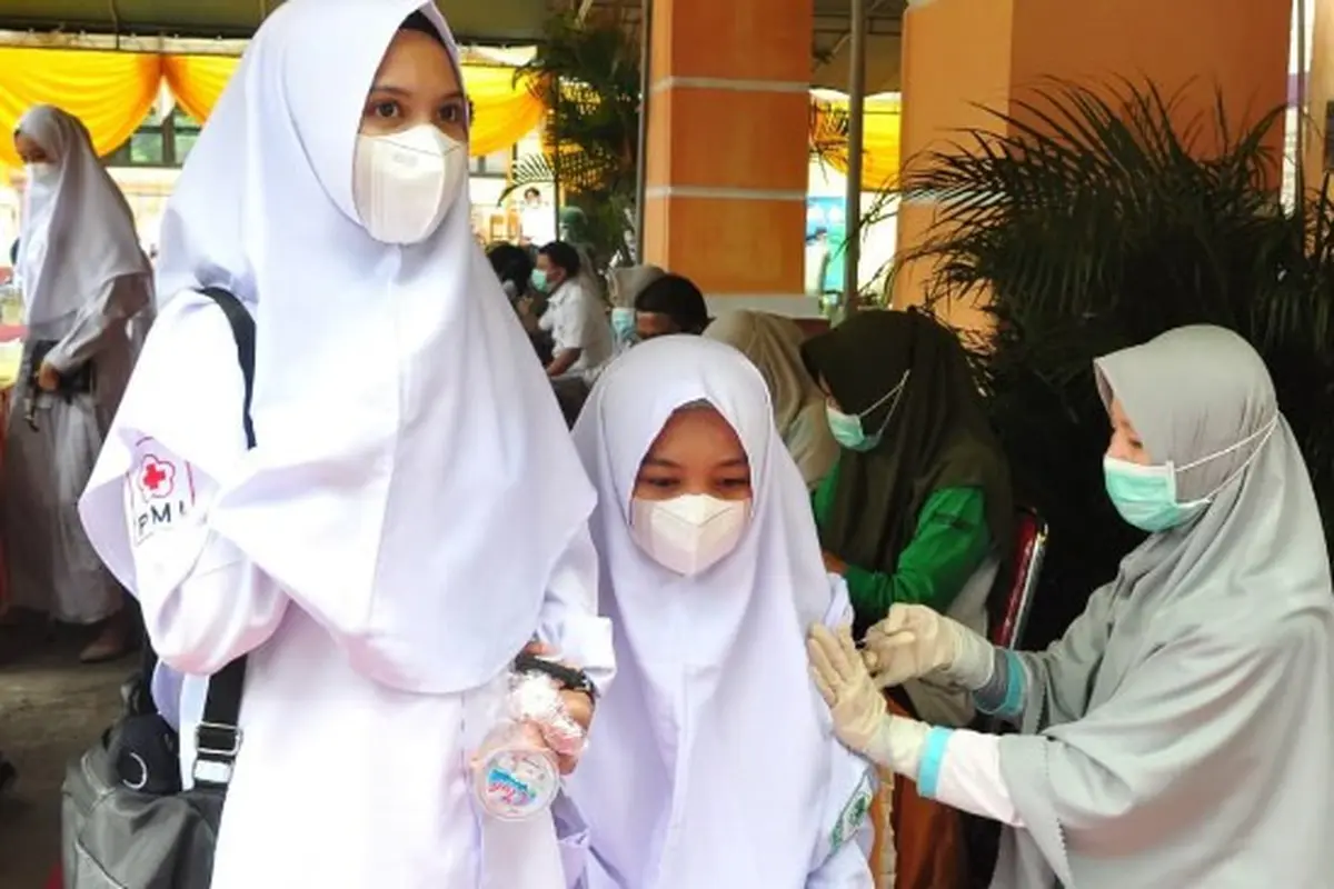 Ratusan siswa Madrasah Aliah Negeri (MAN) 1 Kota Gorontalo begitu antusias mengikuti vaksinasi Covid-19. Foto: Humas (Arfandi Ibrahim/Liputan6.com)