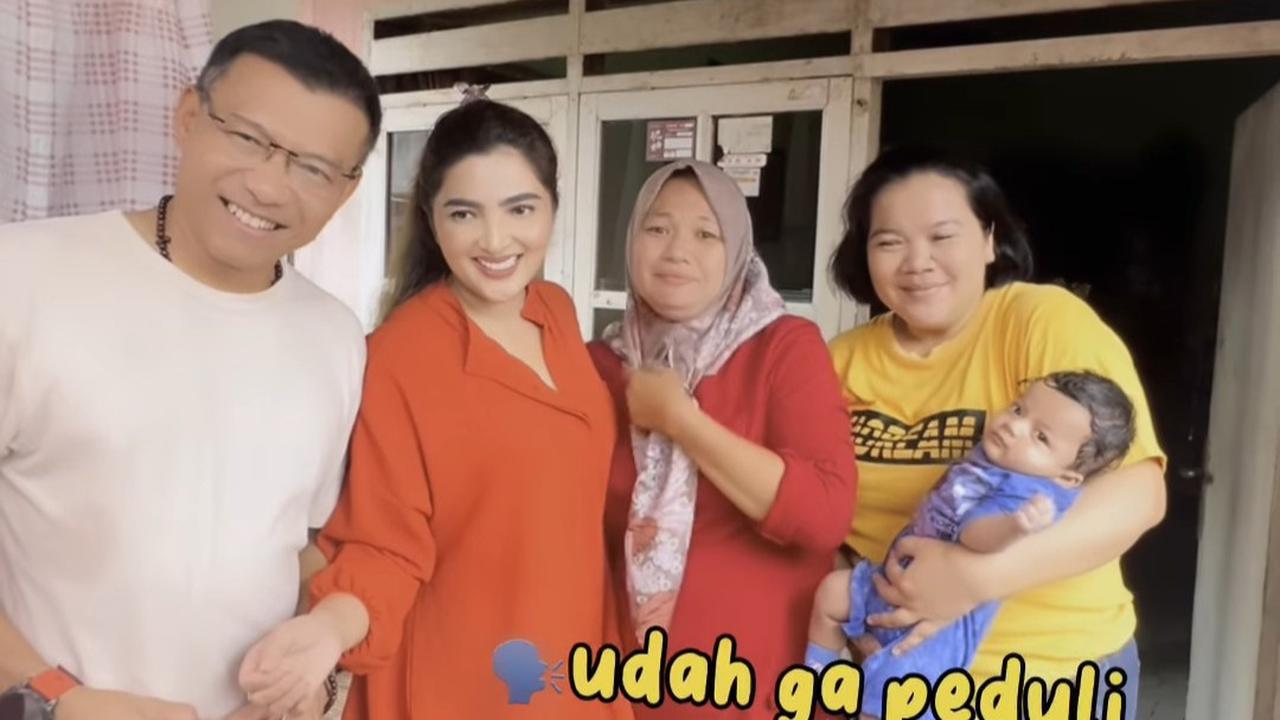 Tak sedikit netizen yang tertawa melihat momen Anang dipeluk ibu-ibu.<br>