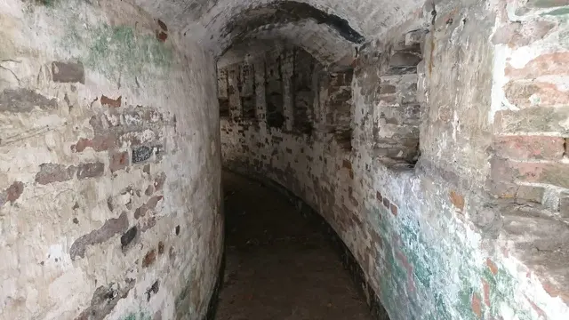 Sudut-Sudut Eksotis dalam Benteng Martello di Pulau Bidadari