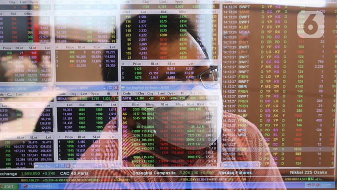 Karyawan mengamati pergerakan harga saham di Profindo Sekuritas Indonesia, Jakarta, Senin (27/7/2020). Pergerakan Indeks Harga Saham Gabungan (IHSG) ditutup menguat 0,66% atau 33,67 poin ke level 5.116,66 pada perdagangan hari ini. (Liputan6.com/Angga Yuniar)