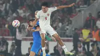 Pemain Timnas Indonesia, Rafael Struick (kanan) berduel udara dengan seorang pemain Filipina pada laga terakhir Grup F putaran kedua kualifikasi Piala Dunia 2026 Zona Asia di Stadion Utama Gelora Bung Karno (SUGBK) Senayan, Jakarta, Selasa (11/6/2024). (Bola.com/M Iqbal Ichsan)