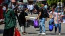 <p>Masyarakat yang hendak mudik tiba di Terminal Kalideres, Jakarta Barat, Senin (25/4/2022). Menteri Perhubungan (Menhub) Budi Karya Sumadi sebelumnya menyarankan masyarakat untuk mudik lebih awal guna menghindari risiko kemacetan lalu lintas. (Liputan6.com/Johan Tallo)</p>