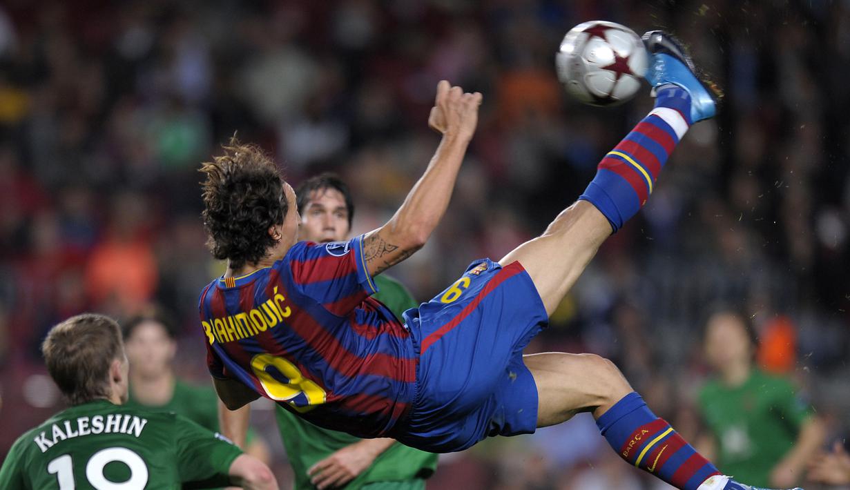 Zlatan Ibrahimovic saat beraksi bersama Barcelona pada 2009-2010 dan mencetak 16 gol dari 29 penampilan. (AFP/Lluis Gene)