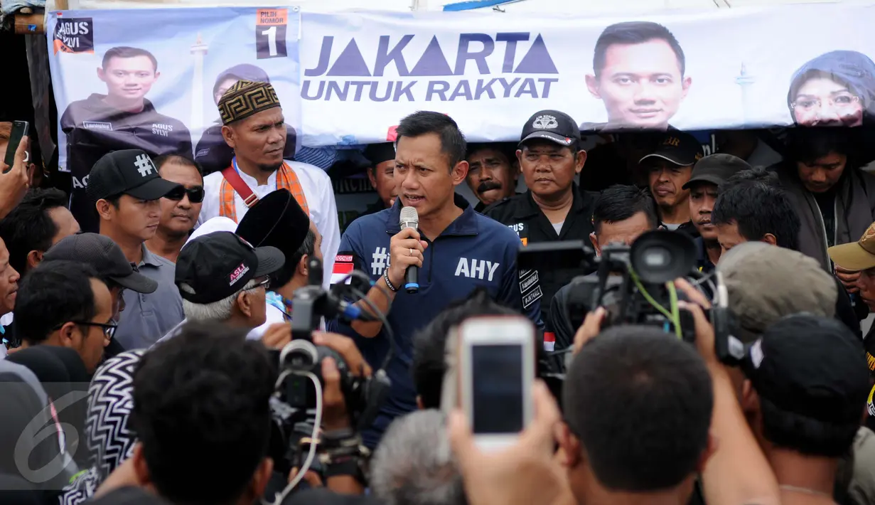 Cagub DKI Jakarta, Agus Harimurti Yudhoyono (AHY) saat blusukan di kawasan Kampung Pulo, Jakarta, Selasa (27/12). AHY datang ke tempat tersebut untuk mendengarkan keluhan warga. (Liputan6.com/Gempur M Surya)