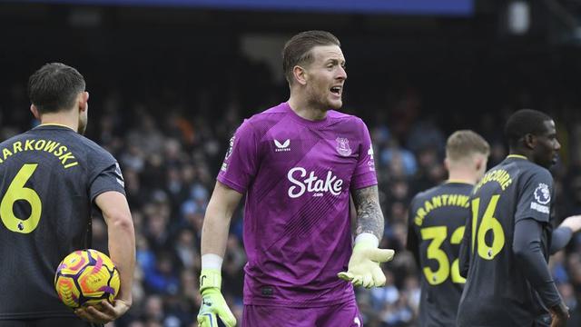 Aksi Jordan Pickford di laga Manchester City vs Everton di Etihad Stadium, Kamis (26/12/2024). (c) AP Photo/Rui Vieira