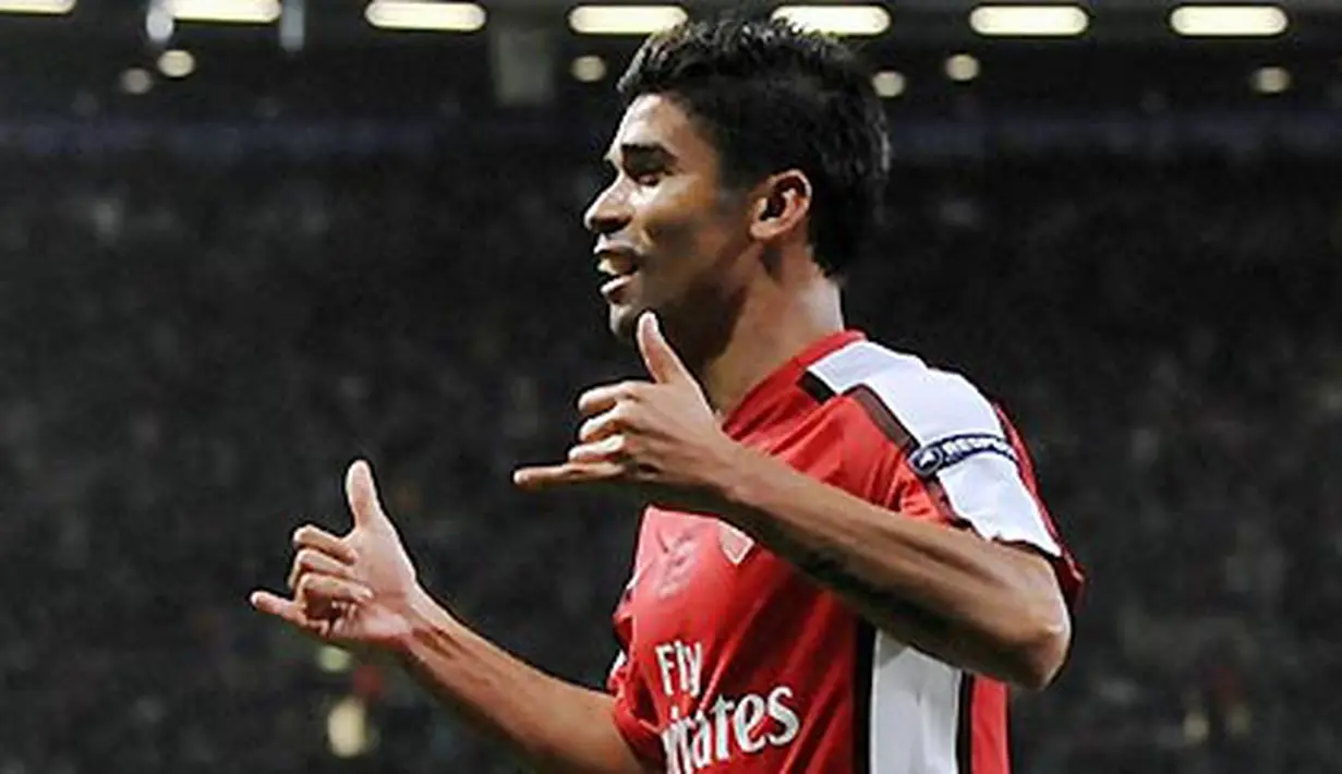 Striker Arsenal, Eduardo da Silva merayakan gol dari titik penalti di leg kedua playoff Liga Champions menghadapi Celtic di Emirates Stadium, London, 26 Agustus 2009. AFP PHOTO/Carl de Souza