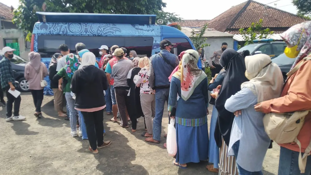 Antrian warga di salah satu gerai mobil keliling penukaran uang cash yang disedikan KPw BI Tasikmalaya, Jawa Barat. (Liputan6.com/Jayadi Supriadin)