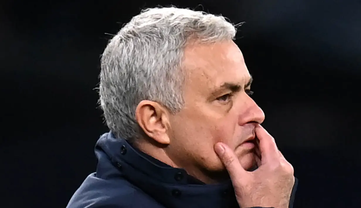 Pelatih Tottenham Hotspur, Jose Mourinho, tampak kecewa usai anak asuhnya ditaklukkan Leicester City pada laga Liga Inggris, Minggu (20/12/2020). Spurs menyerah dengan skor 2-0. (Andy Rain/POOL/AFP)