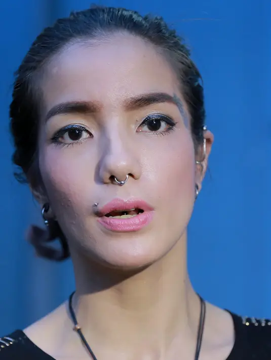 Kiki bahkan ingin memperbaiki rumah tangganya yang beberapa bulan ini sedang mengalami keretakan. Mendengar keinginan itu, Sheila menjawab dengan sinis. (Adrian Putra/Bintang.com)