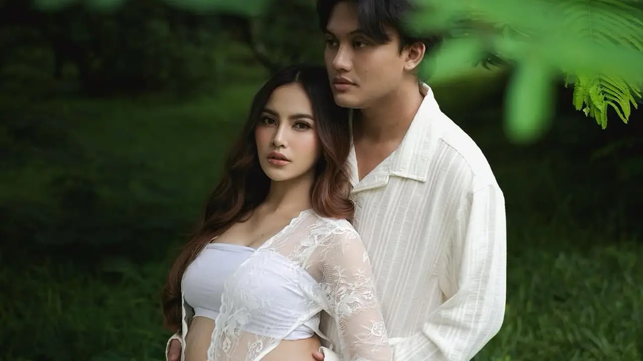 Pesona Mahalini Umumkan Kehamilan, Tampil Memesona dengan Busana Serba Putih dalam Maternity Shoot Bersama Rizky Febian