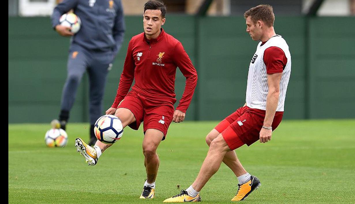 Pemain Liverpool, Philippe Coutinho (kiri) saat berlatih bersama rekannya Jordan Henderson di Melwood Training Ground, Liverpool (7/9/2017). Latihan ini jelang melawan Manchester City pada pekan keempat Premier League. (Photo/Liverpoolfc)
