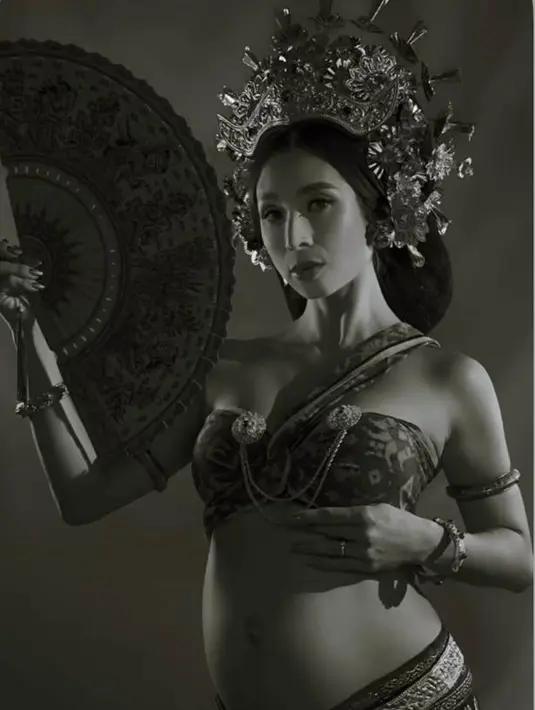 Lewat bidikan kamera fotografer Mega, istri Irfan Bachdim itu terlihat cantik pakai busana adat Bali. [@jenniferbachdim].