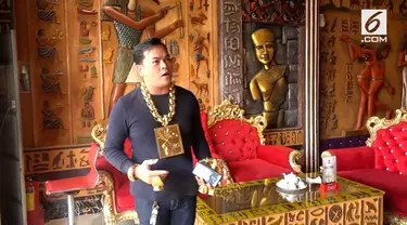 Pria bernama Tran Ngoc Phuc ini mengenakan emas seberat 13 kg setiap harinya. Hal ini dilakukan Phuc lantaran dirinya terobsesi dengan emas.