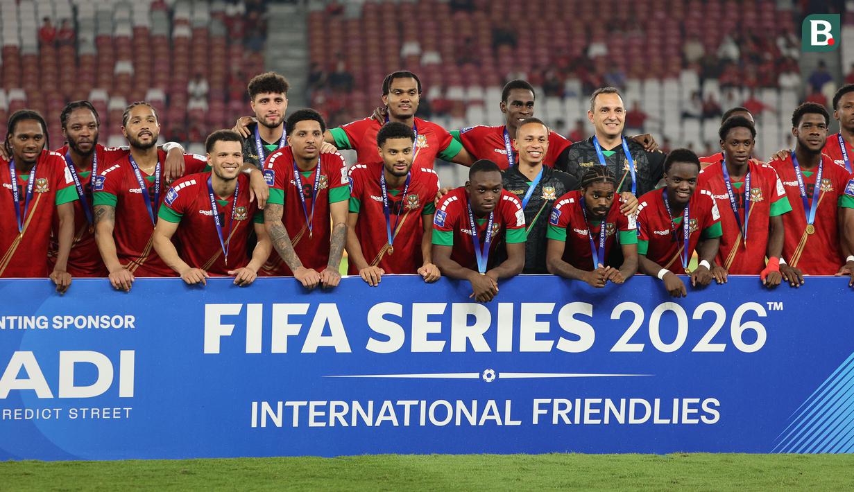 Para pemain St Kitts and Nevis berfoto bersama setelah berhasil menyabet peringkat ketiga FIFA Series 2026 mengalahkan Kepulauan Solomon di Stadion Utama Gelora Bung Karno, SUGBK, Senayan, Jakarta, Senin (30/03/2026). (Bola.com/M Iqbal Ichsan)