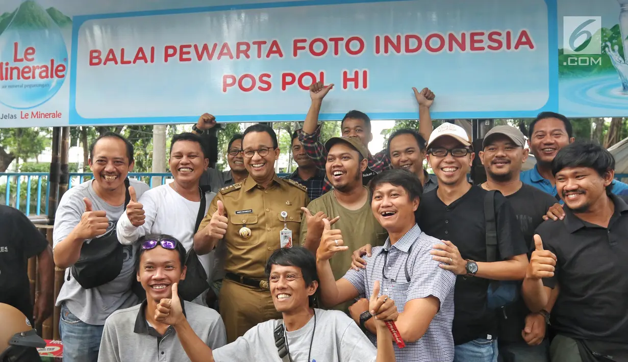 Gubernur DKI Jakarta Anies Baswedan berfoto bersama pewarta foto di Balai Pewarta Foto Indonesia Pos Pol HI di Jakarta Pusat, Senin (22/4). Kedatangan Gubernur DKI Jakarta Anies Baswedan di Bundaran HI untuk melihat fasilitas publik di Jakarta. (Liputan6.com/Johan Tallo)