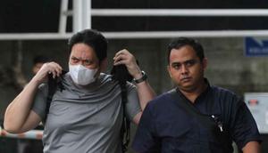 Kajari Kabupaten Hulu Sungai Utara Kalsel Albertinus Parlinggoman Napitupulu (bermasker), saat tiba di Gedung KPK. (Liputan6.com/ Dok Ist)