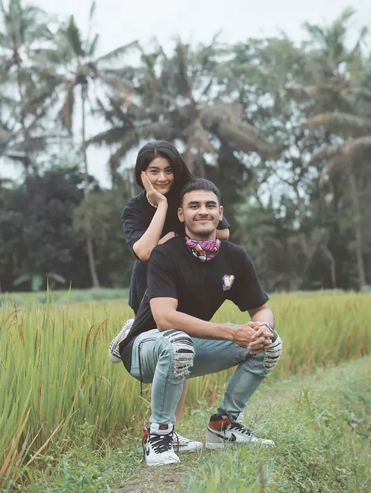 Jadi pasangan kekasih, keduanya pun sempat libruan bareng. Momen kebersamaan keduanya pun terlihat mesra saat abadikan momen main-main di pematang sawah. Selain mesra keduanya pun terlihat kocak. (Liputan6.com/IG/@debisagita)