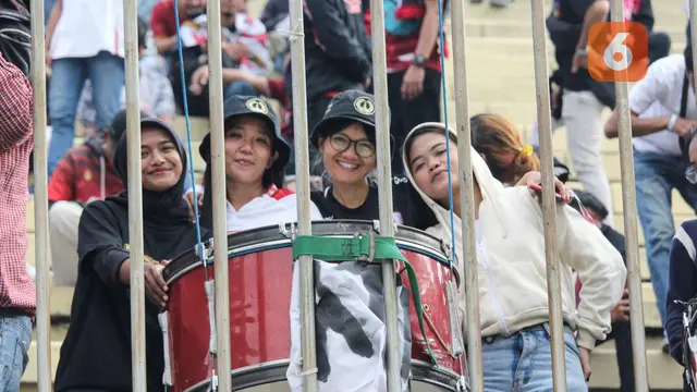 Galeri Keseruan Suporter Solo Disambut Hangat Suporter DIY