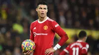 Cristiano Ronaldo. Striker Manchester United ini telah 11 kali terperangkap offside dari total 13 laga di Liga Inggris. Meski telah mencetak 7 gol dan 2 assist, bukan tidak mungkin ia dapat mencetak lebih banyak gol jika dapat meminimalisir catatan offside-nya tersebut. (AFP/Daniel Leal)