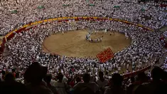Orang-orang berkumpul di arena adu banteng pada hari terakhir Festival San Fermin di Pamplona, Spanyol, 14 Juli 2022. Ribuan orang dari seluruh dunia berduyun-duyun ke Pamplona selama sembilan hari setiap tahun untuk bersuka ria dalam pesta tanpa henti pada festival adu banteng yang ditangguhkan selama dua tahun terakhir karena pandemi virus corona COVID-19. (AP Photo/Alvaro Barrientos)
