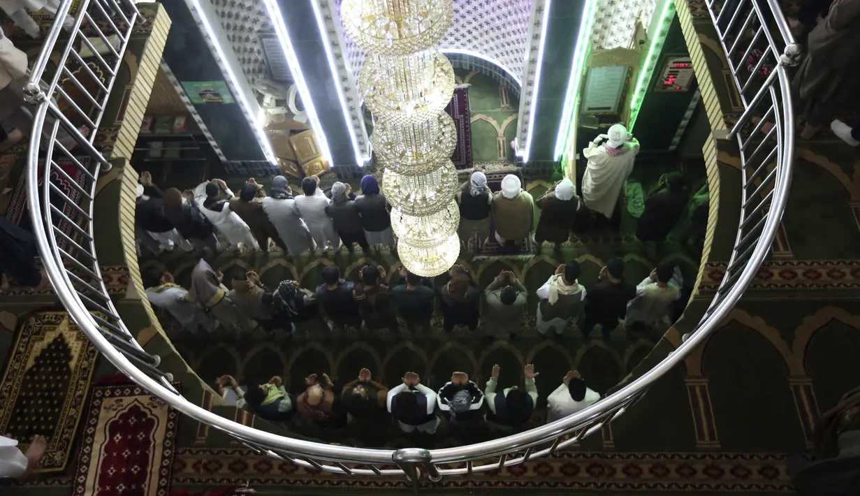 Umat muslim melaksanakan salat berjemaah pada hari pertama bulan Ramadan di sebuah masjid di Kabul, Afghanistan, Jumat (24/4/2020). Mereka melaksanakan salat di tengah kekhawatiran akan penularan virus corona COVID-19. (AP Photo/Rahmat Gul)