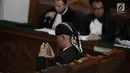 Musikus Ahmad Dhani mengenakan blangkon saat hadir dalam sidang kedua kasus ujaran kebencian  di PN Jakarta Selatan, Senin (23/4). (Liputan6.com/Faizal Fanani)