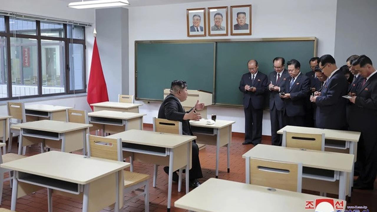 Pemimpin Korea Utara Kim Jong Un memeriksa ruang kelas sekolah pelatihan kader pusat yang baru dibangun di Pyongyang, Korea Utara, Selasa, (21/5/2024).