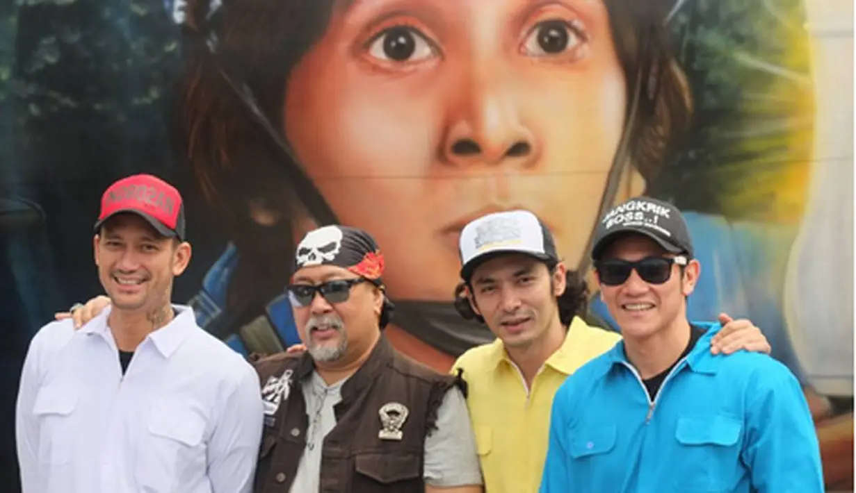 "Pagi yang cerah memulai tour gala premier #warkopdkireborn 5 KOTA dalam 1 HARI: Makassar, Surabaya, Jogja, Solo, Semarang. Tunggu kami!!!! #jangkrikbosspart2 #vinogbastian #nontonsekampung," tulis vinogbastian__ (Instagram/t_orasudi_ro)