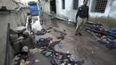 Aksi injak-injak itu terjadi ketika ratusan perempuan dan anak-anak panik dan mulai saling mendorong untuk mengumpulkan makanan di luar pabrik di kawasan industri ternama, yang dikenal dengan SITE atau Sindh Industrial and Trading Estate. (AP Photo/Fareed Khan)