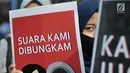 Aktivis Aliansi Cerahkan Negeri menggelar aksi penolakan Rancangan Undang-undang Penghapusan Kekerasan Seksual (RUU PKS) di area car free day, Bundaran HI, Jakarta, Minggu (28/4/2019). Dalam aksinya, para aktivis melakban mulut sebagi simbol dibungkamnya suara mereka. (merdeka.com/Iqbal S. Nugroho)