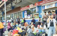 Pendongeng KPAI Hadirkan Hiburan Anak Pemudik di Terminal Kampung Rambutan Saat Arus Mudik