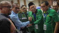 Sekjen PPP kubu Romahurmuziy (Romi) Arsul Sani menyerahkan berkas ke anggota Komisioner KPU, Hasyim Ashari di Kantor KPU RI, Jakarta, Sabtu (14/10). PPP kubu Romi mengantar berkas pendaftaran peserta Pemilihan Umum 2019. (Liputan6.com/Faizal Fanani)