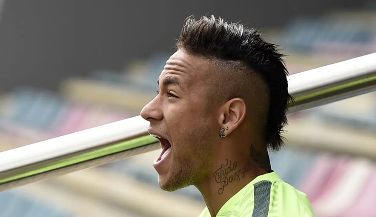 Ekspresi penyerang Barcelona, Neymar di sela-sela latihan. (AFP PHOTO/ LLUIS GENE)