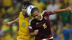Gelandang Brazil Ricardo Kaka saat beradu bola udara dengan bek Venezuela Roberto Rosales selama pertandingan kualifikasi Piala Dunia 2018  di Stadion Fortaleza , Brasil, Rabu (14/10/2015).  Brasil menang dengan skor 3-1. (REUTERS/Paulo Whitaker)