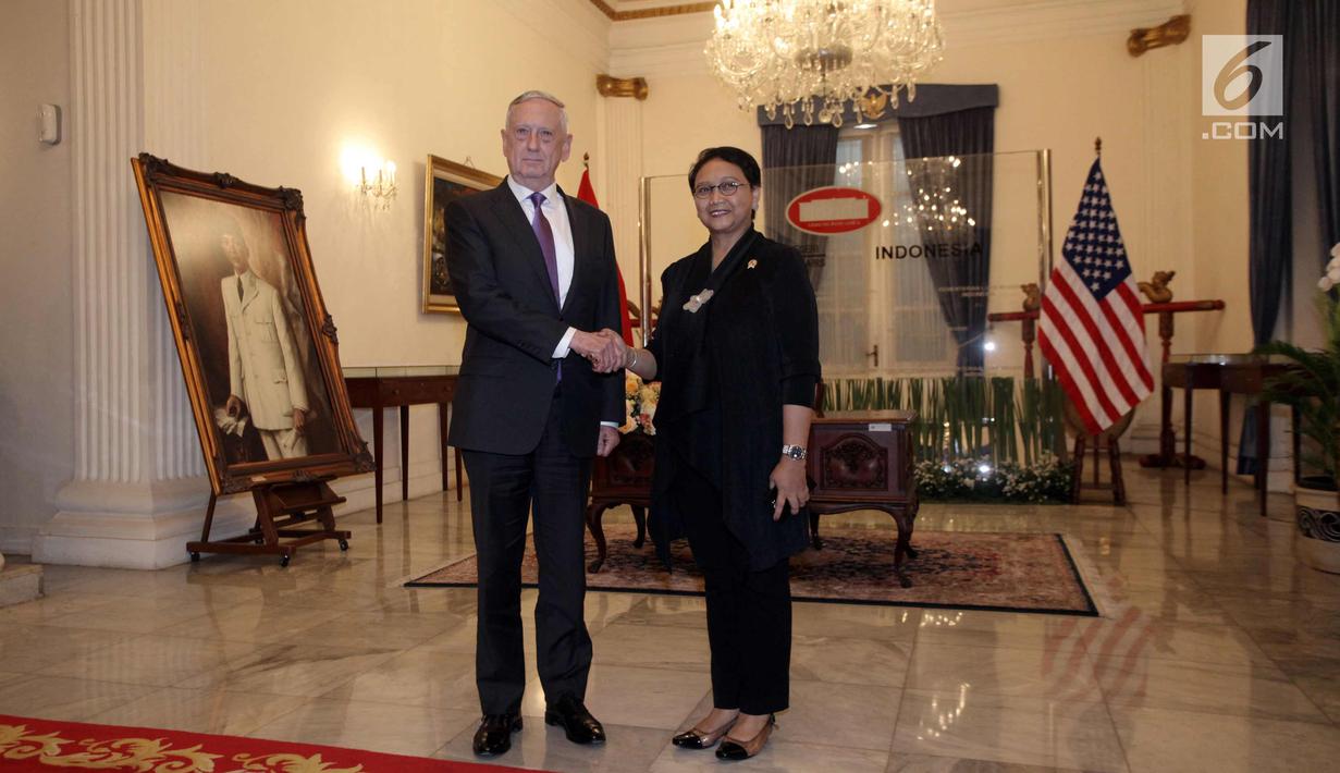 Menlu RI Retno Marsudi berjabat tangan dengan Menhan AS, Jim Mattis saat melakukan pertemuan, Jakarta, Senin (22/1). Menlu mengatakan, salah satu isu yang dibicarakan dalam pertemuan yaitu pengembangan regional Indo-Pasifik. (Liputan6.com/Arya Manggala)