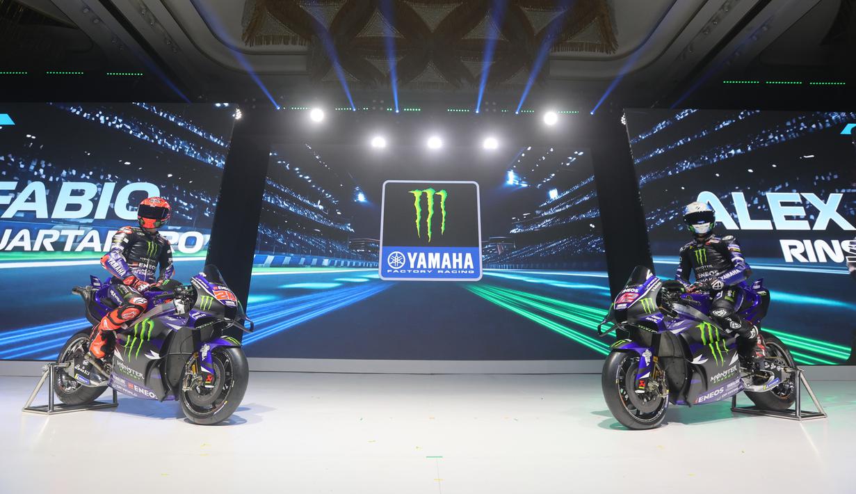 Acara peluncuran yang digelar pada Rabu (21/1/2026) ini dihadiri langsung oleh duet pembalap andalan mereka, Fabio Quartararo dan Alex Rins. Tampak dalam foto, duet pembalap Monster Energy Yamaha, Fabio Quartararo (kiri) dan Alex Rins saat tampil pada perkenalan motor baru Yamaha untuk mengarungi MotoGP 2026 di Jakarta, Rabu (21/1/2026). (Bola.com/M Iqbal Ichsan)